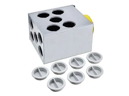 Metallischer Verteiler mit mehreren Öffnungen und Anschlussmöglichkeiten. Sechs runde Abdeckungen für Verbindungselemente. Produkt von Fränkische.